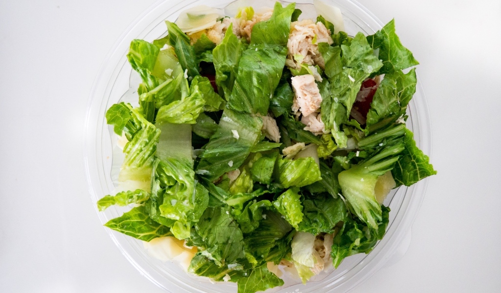 Лиственный салат с курицей в тарелке