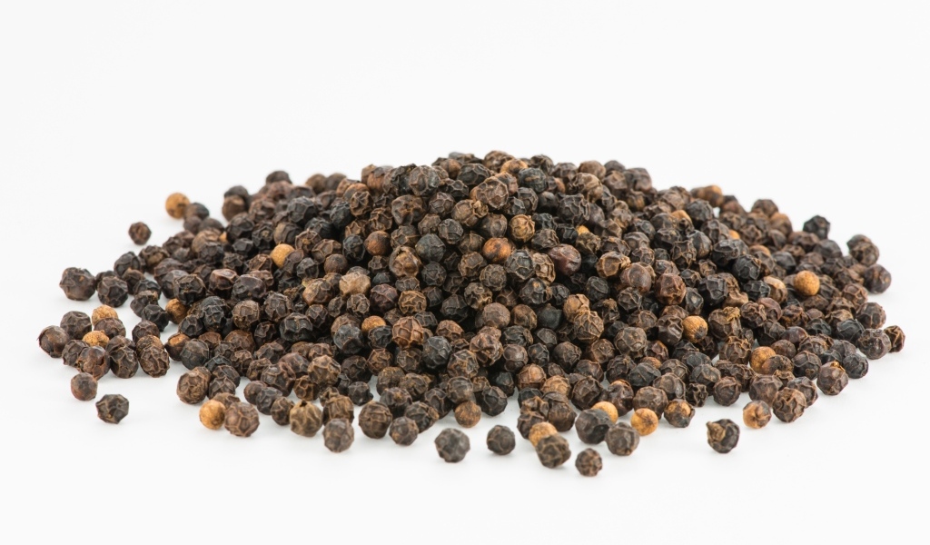 Перец горошком на столе крупным планом