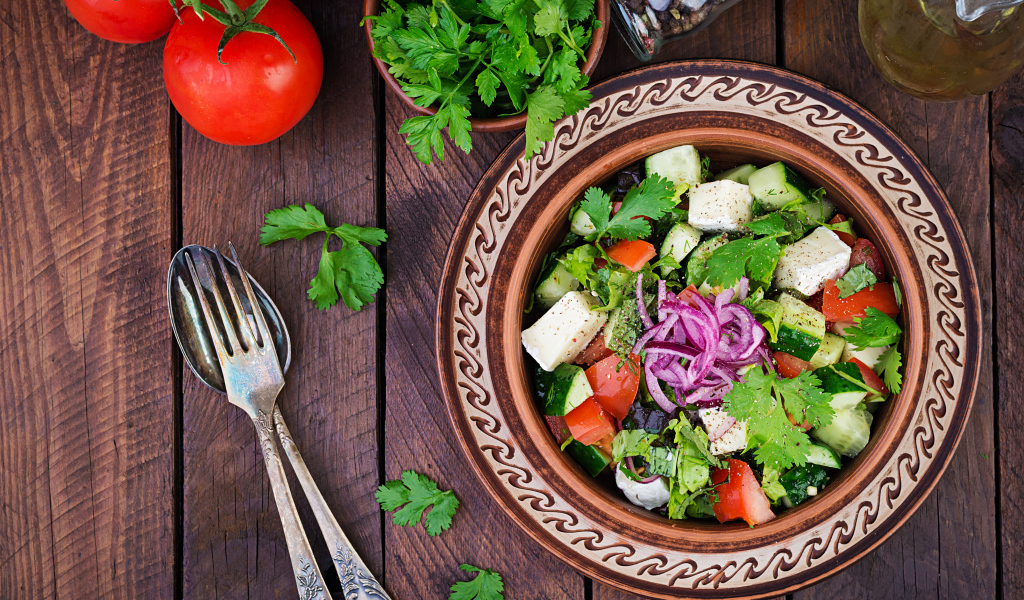 Тарелка вегетарианского салата в тарелке на столе