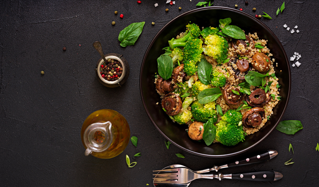 Каша с овощами и грибами в сковороде на столе