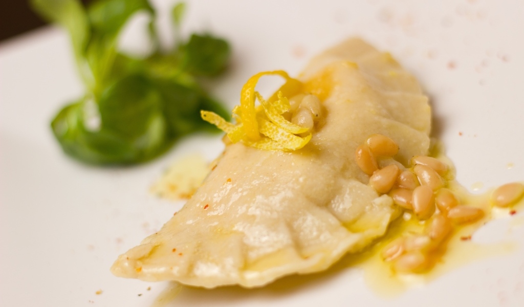 Равиоли на тарелке с зеленью