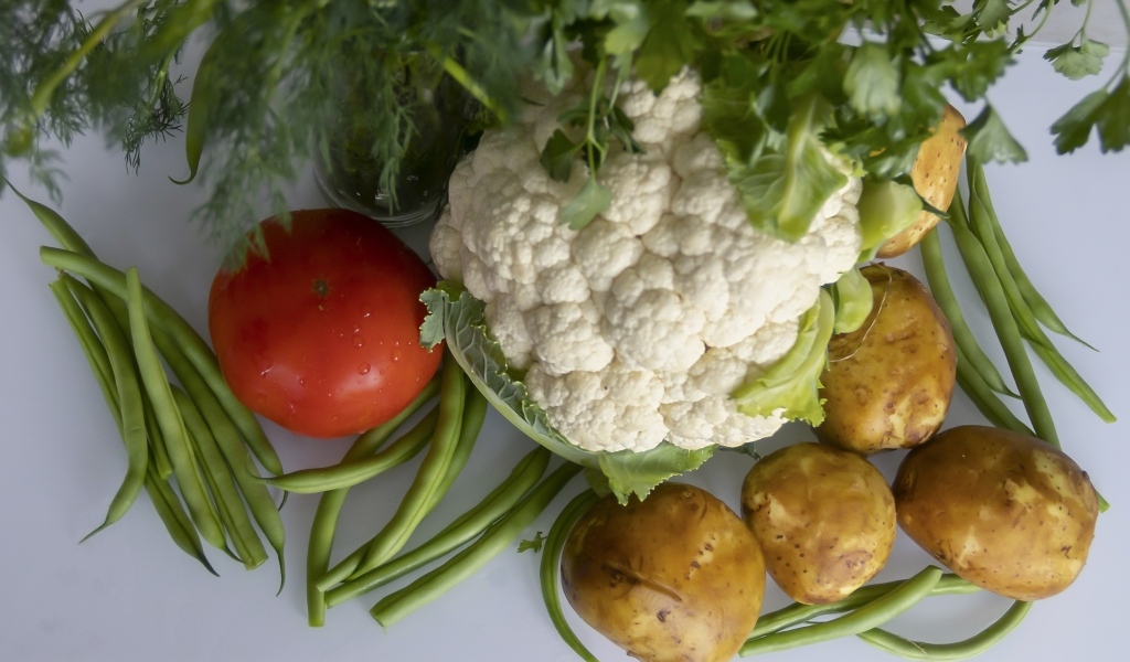 Сырые полезные овощи на сером столе