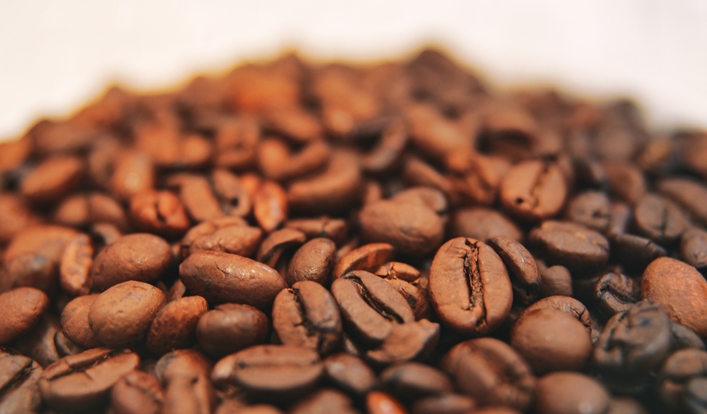 Жареные кофейные ароматные зерна крупным планом