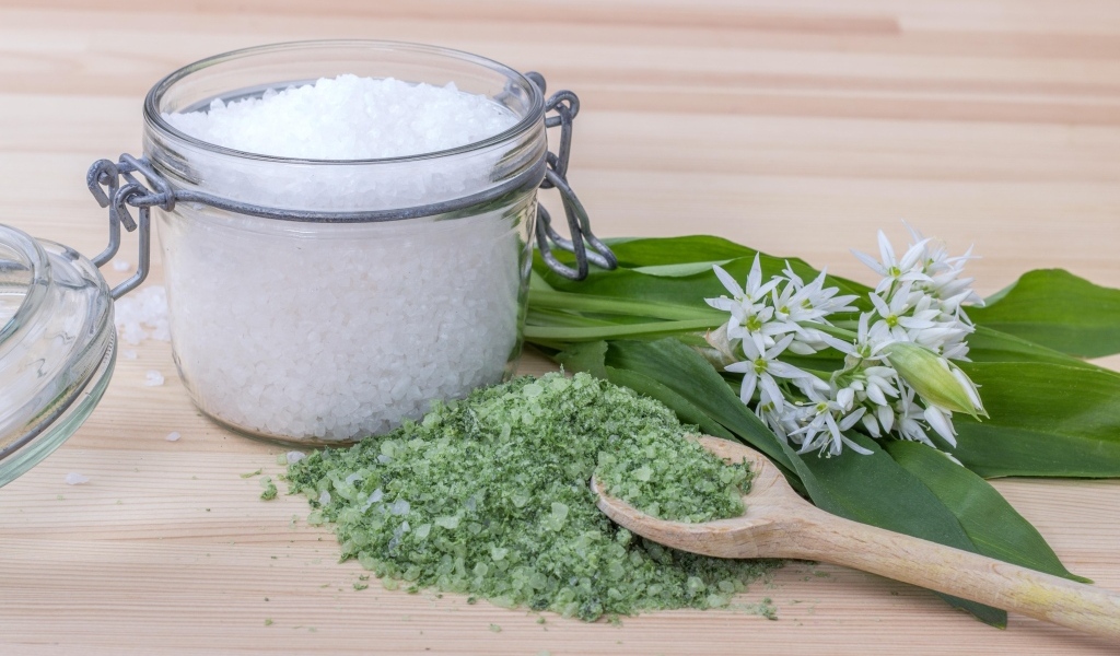 Соль с черемшой на деревянном столе