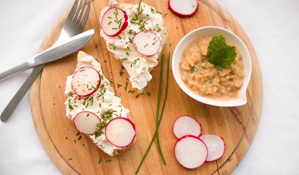 Бутерброды с сыром и редисом