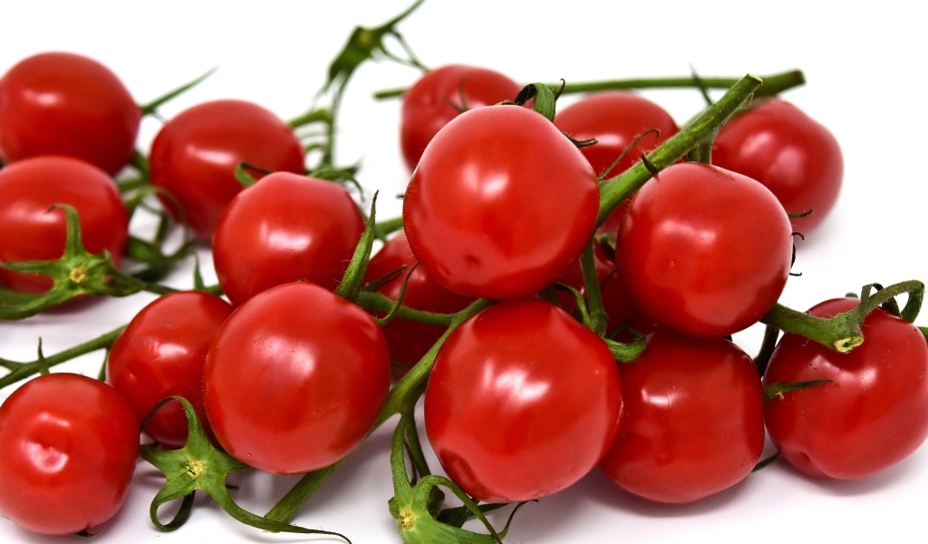 Маленькие красные помидоры черри