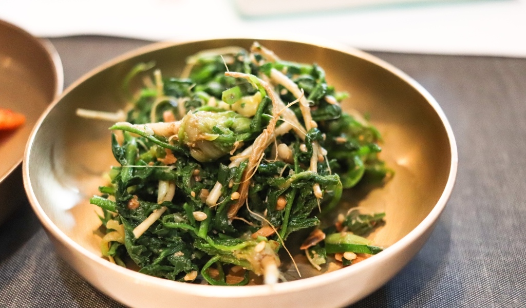 Острый корейский салат в тарелке