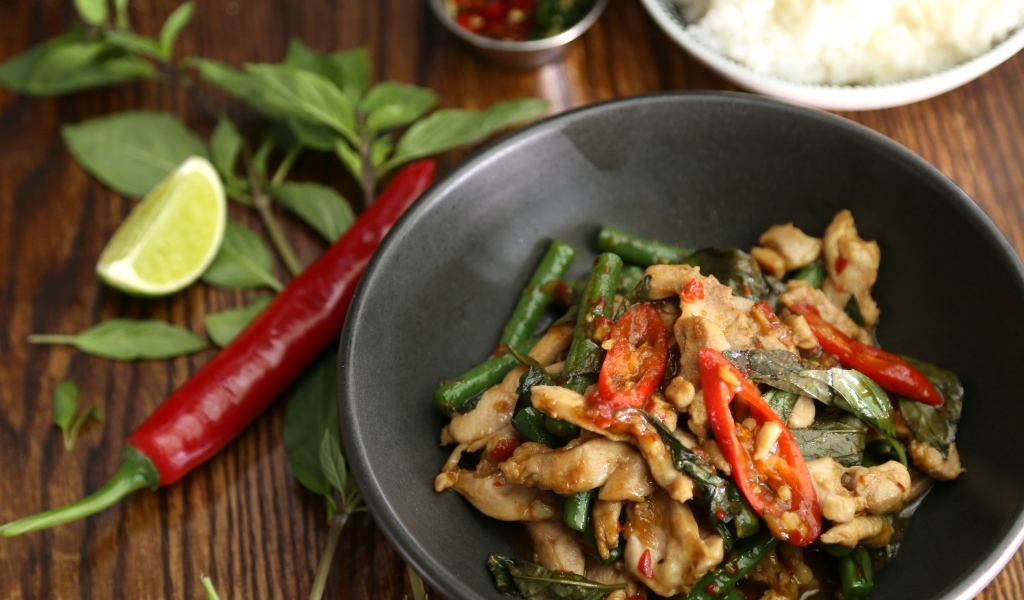 Острое тайское блюдо в тарелке