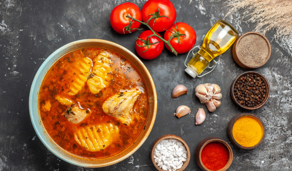 Острый суп с курицей на столе со специями