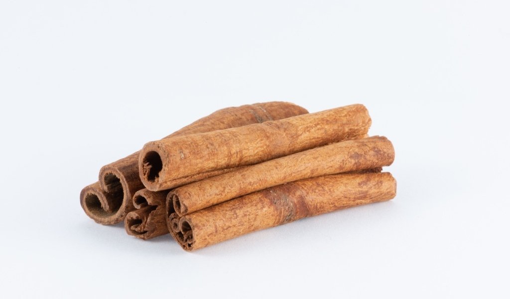 Пряная корица на сером фоне