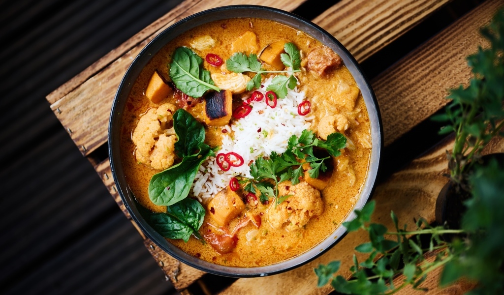 Острый суп карри с овощами