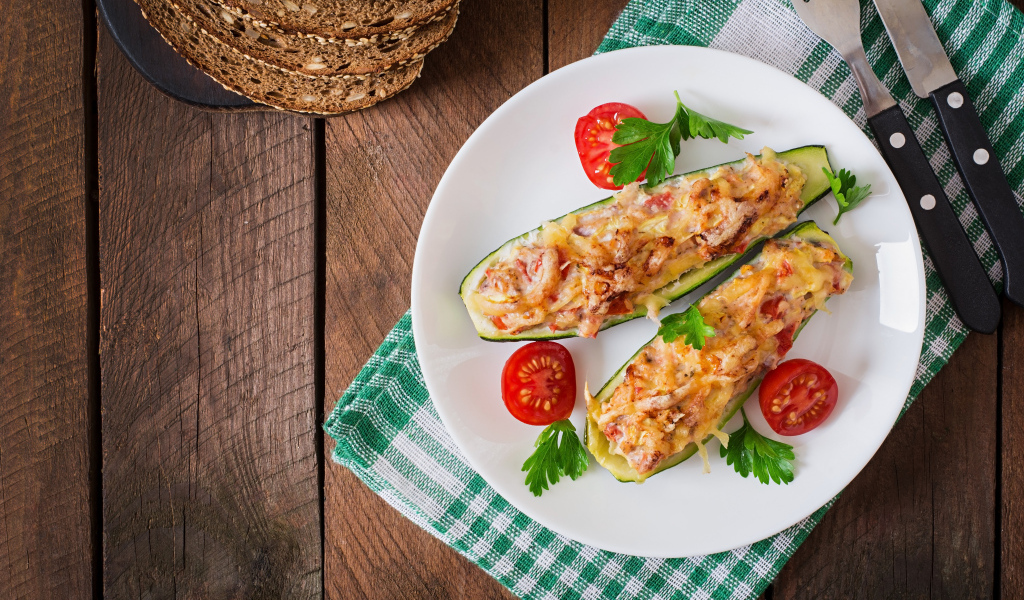 Фаршированные запеченные кабачки на тарелке