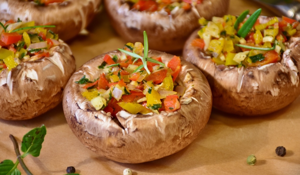 Фаршированные шампиньоны на столе