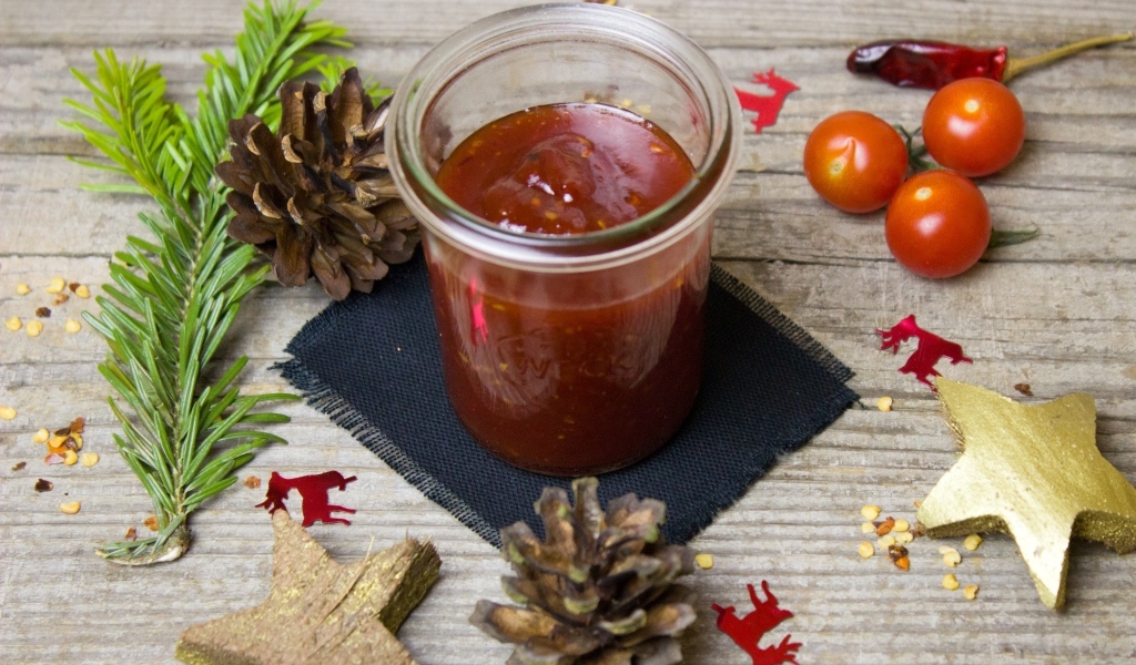 Томатный соус на столе шишками 