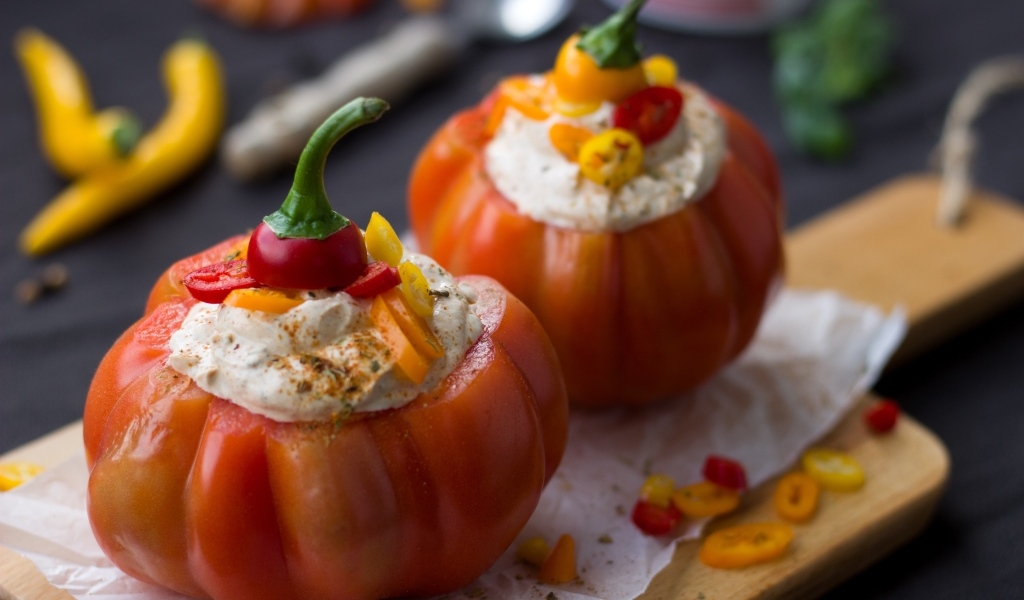 Помидоры начиненные сыром и перцем чили
