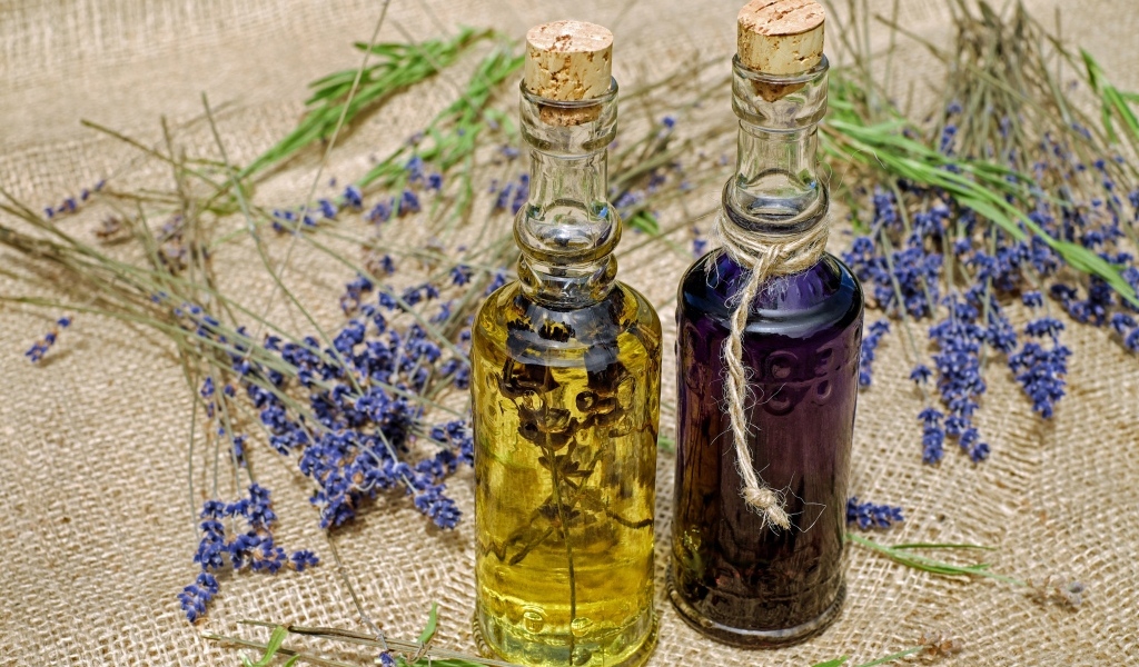 Две бутылки ароматного лавандового масла