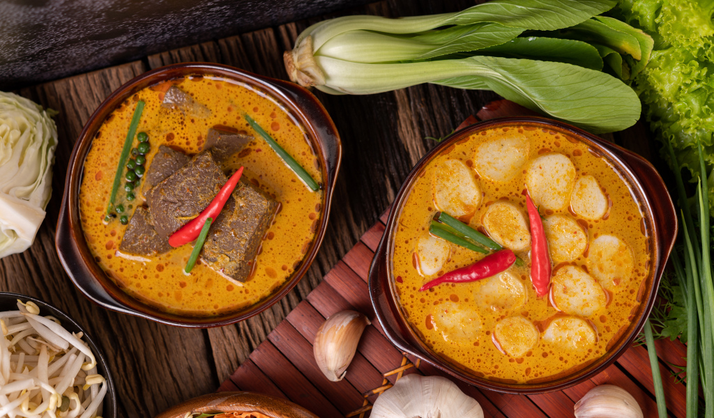 Две тарелки с острым супом на столе