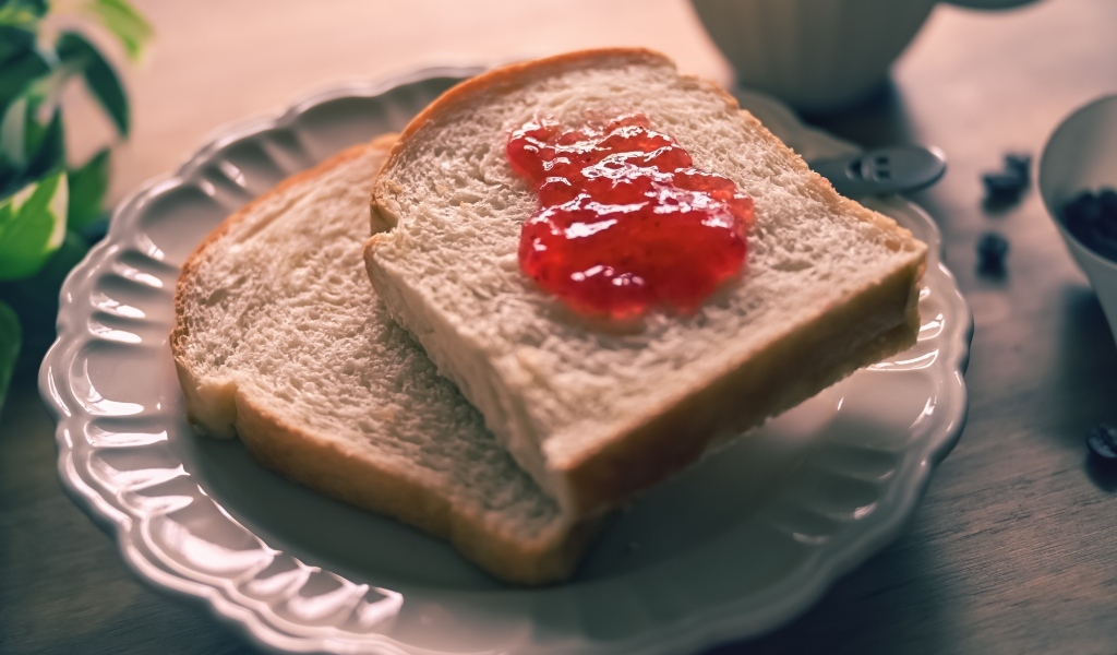 Два куска хлеба с джемом