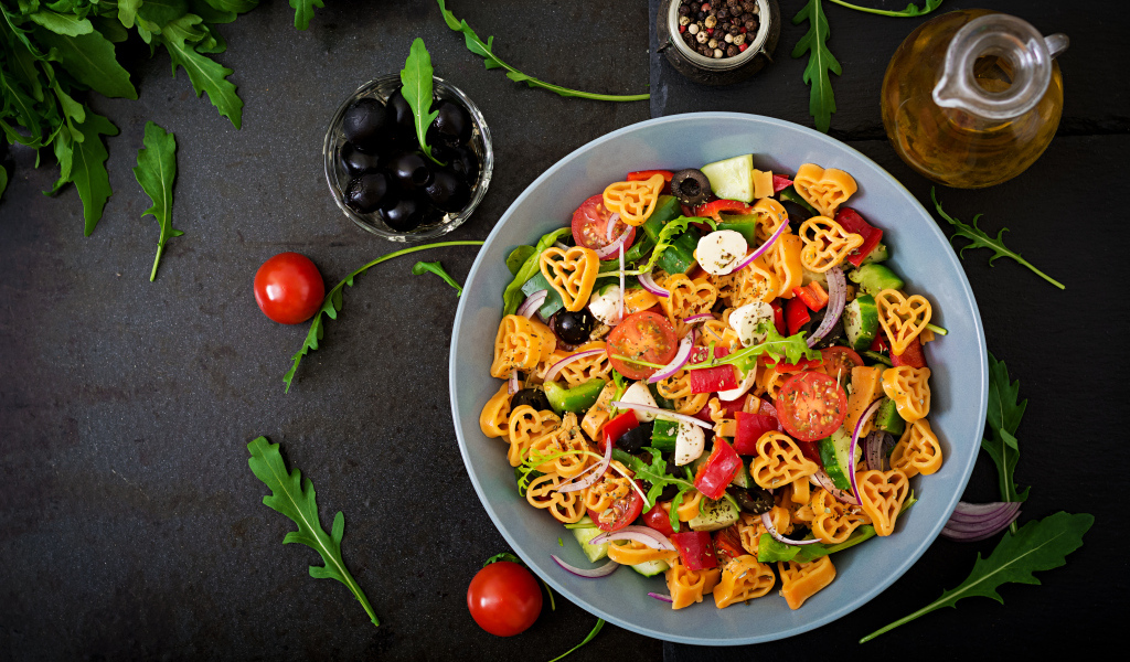 Овощное блюдо с макаронами в тарелке