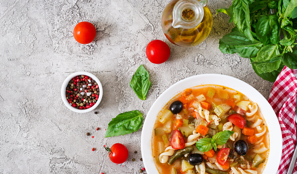 Овощной суп с макаронами на столе 