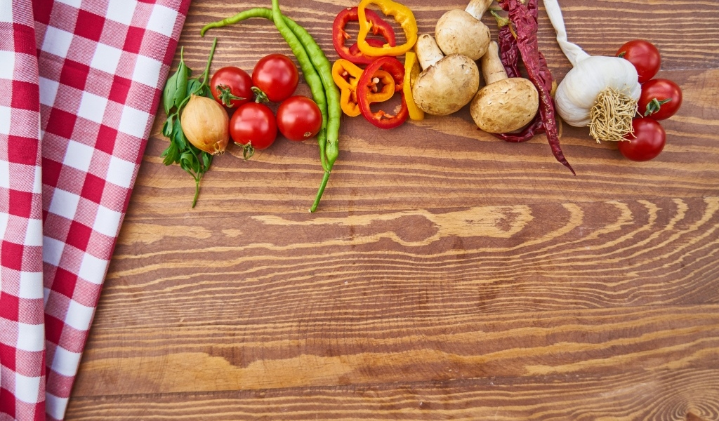 Овощи на деревянном столе с клетчатой скатертью