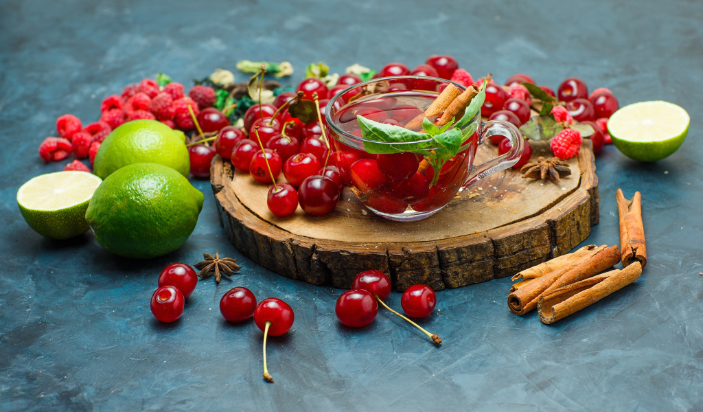 Чашка чая на столе с ягодами и лаймом