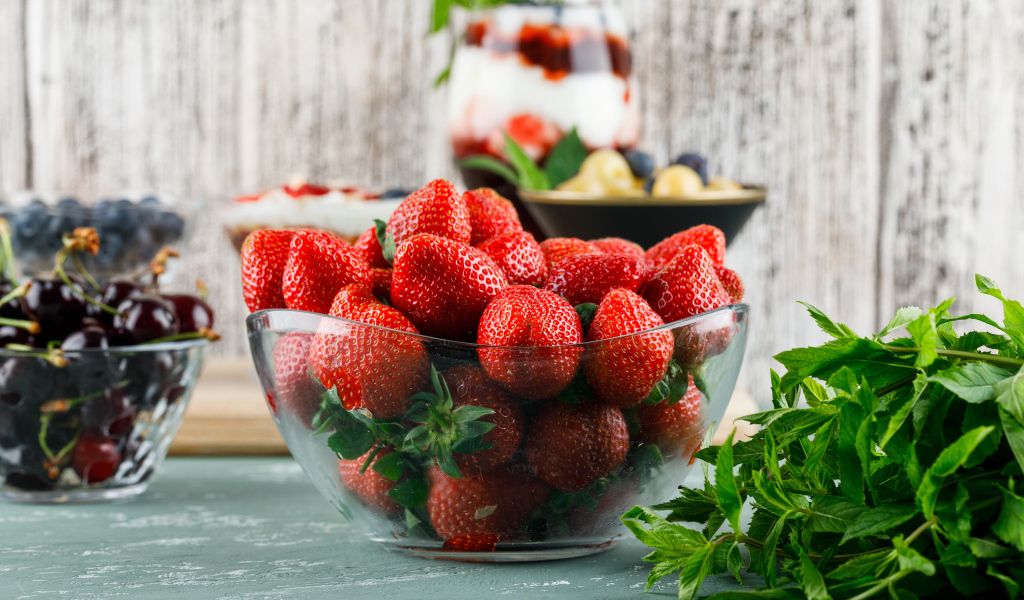 Стеклянная миска с ягодами красной клубники