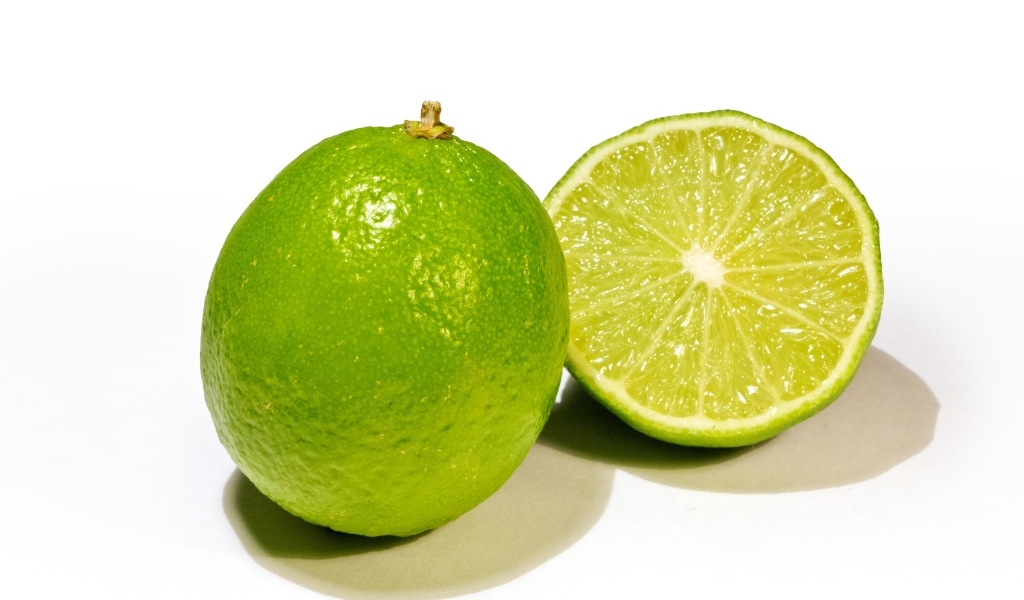 Плоды зеленого лайма на белом фоне