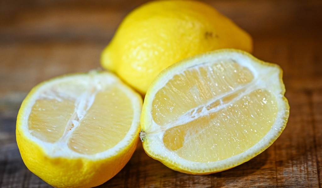 Половинки кислого желтого лимона
