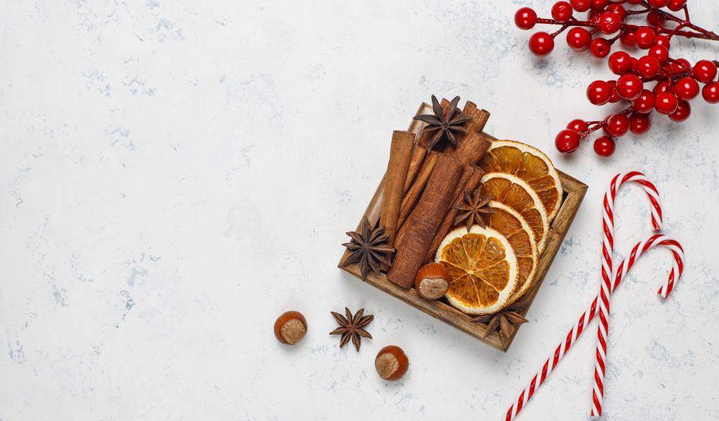 Ингредиенты для глинтвейна на столе с конфетами