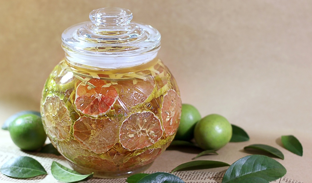 Банка с консервированными лаймами на столе