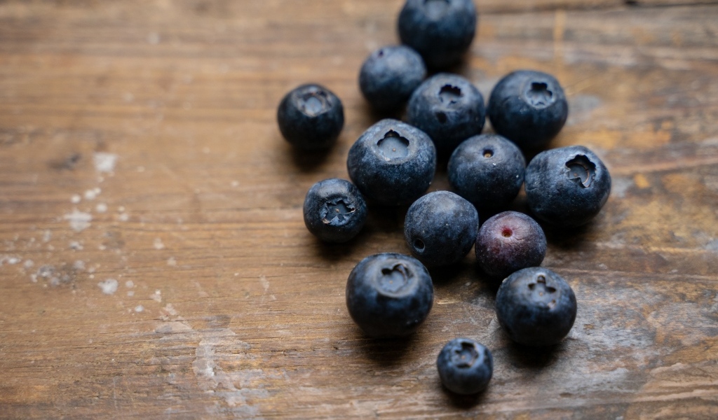 Большая синяя ягода черника на деревянном столе