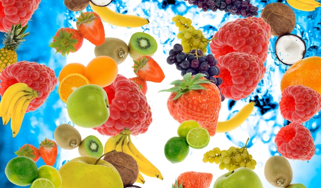 Много ягод и фруктов в воздухе