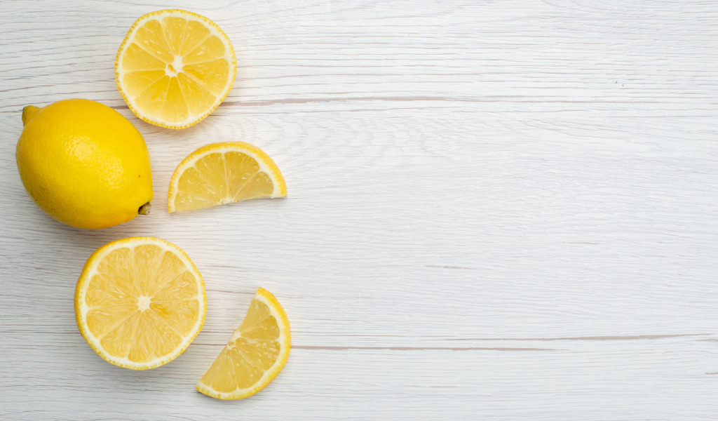 Нарезанный лимон на белом столе вид сверху