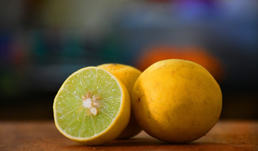 Кислые желтые лимоны на столе
