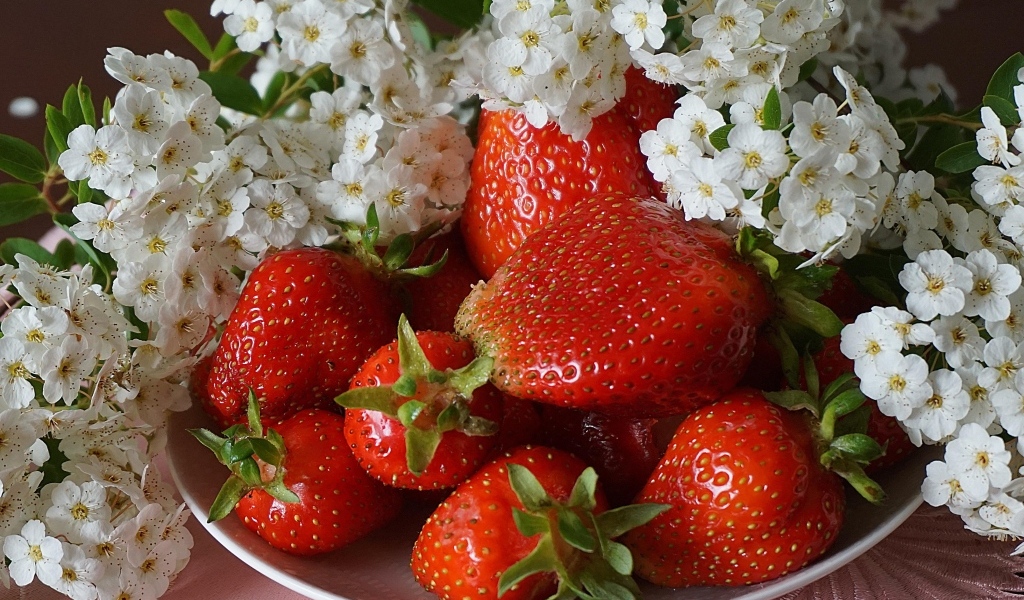 Клубника на столе с цветами