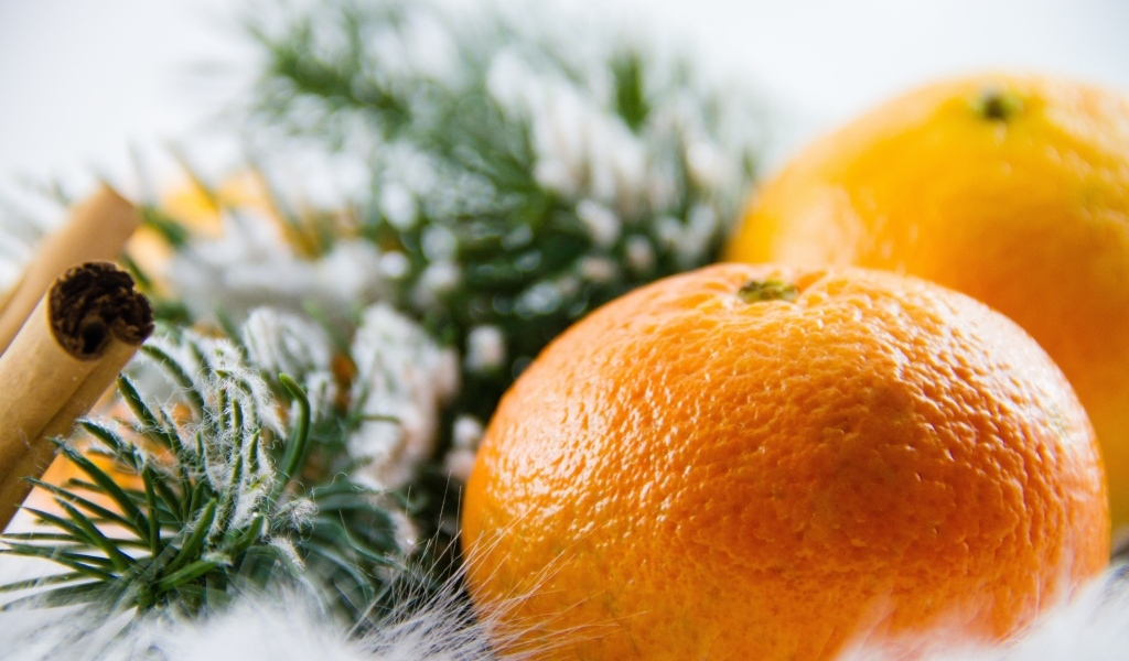 Мандарины с еловыми ветками и корицей