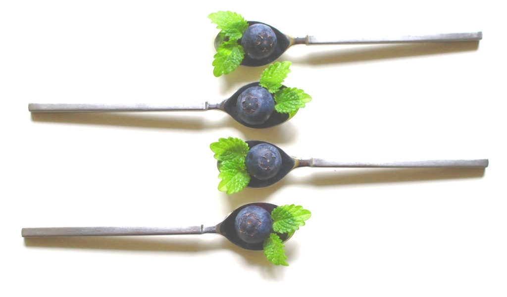 Чайные ложки с ягодами черники и мятой