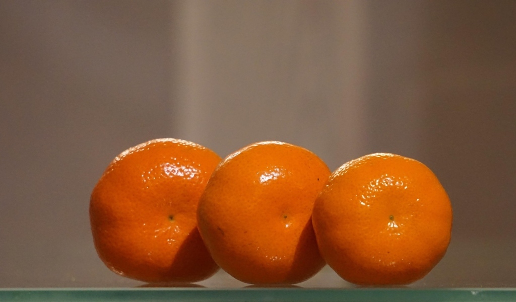 Три красивых мандарина крупным планом
