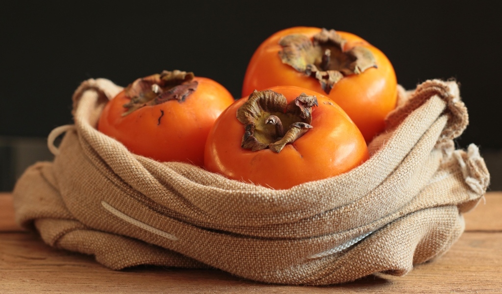 Три сладких спелых хурмы в мешке