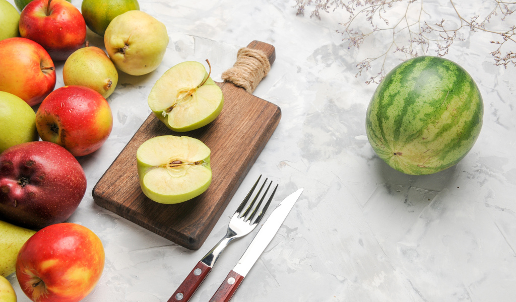 Арбуз  с яблоками и грушами на столе