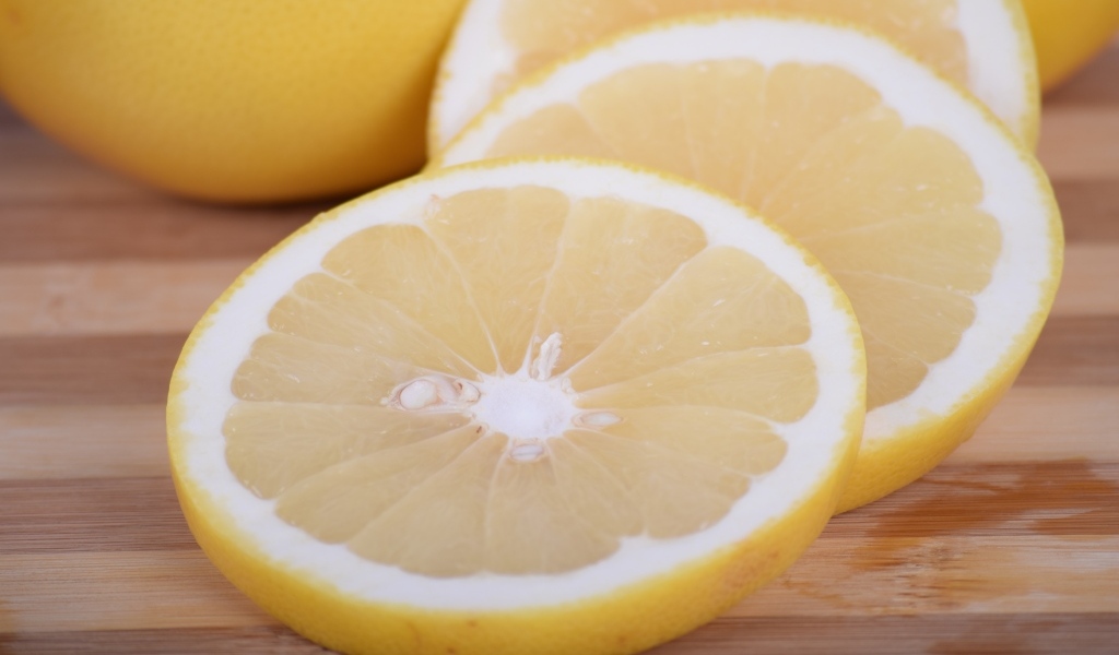 Желтый лимон нарезан на столе