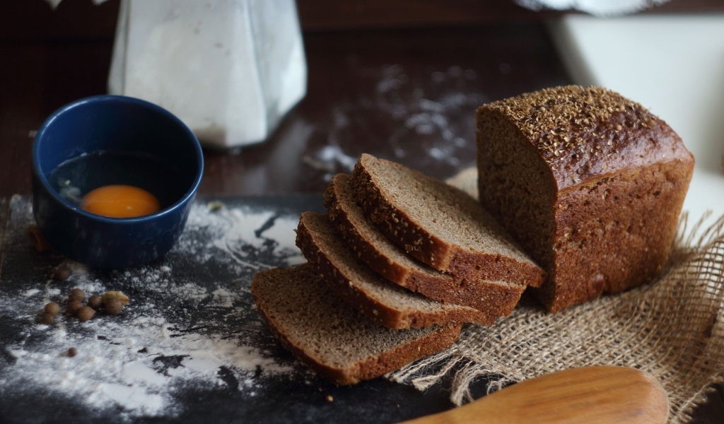 Черный хлеб на столе с мукой