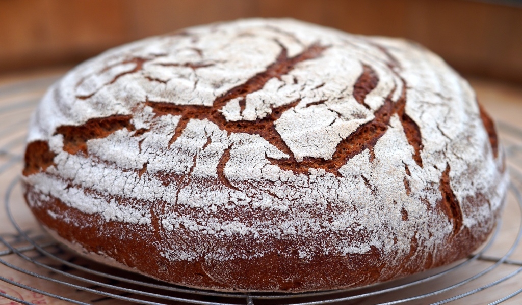 Свежий ароматный ржаной хлеб на столе