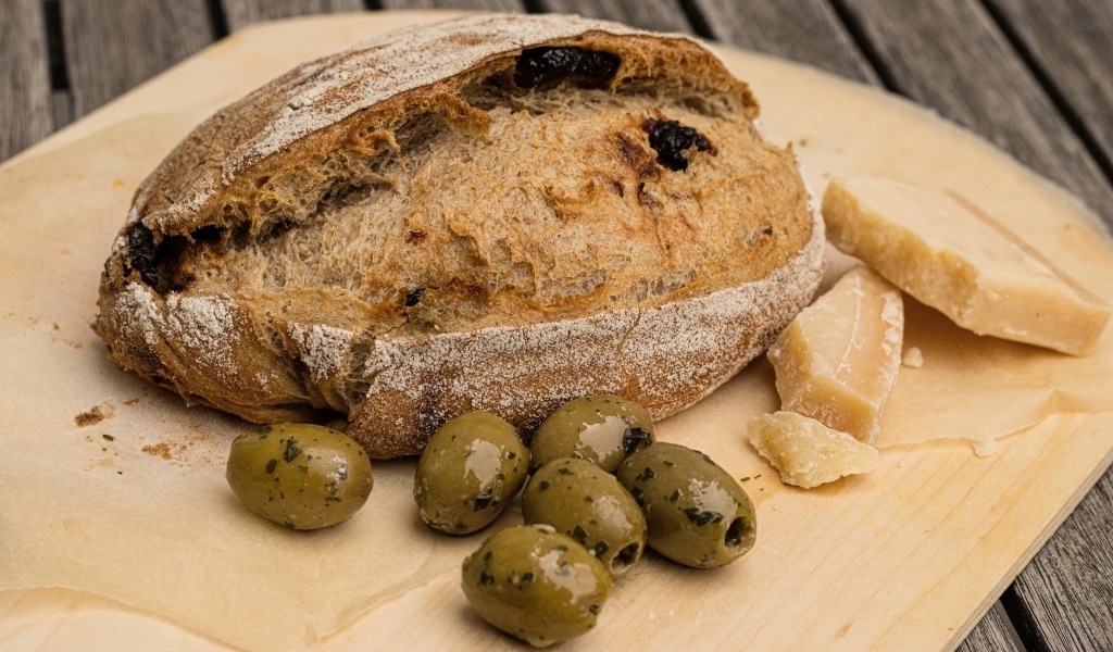 Свежий хлеб с оливками кусочками сыра