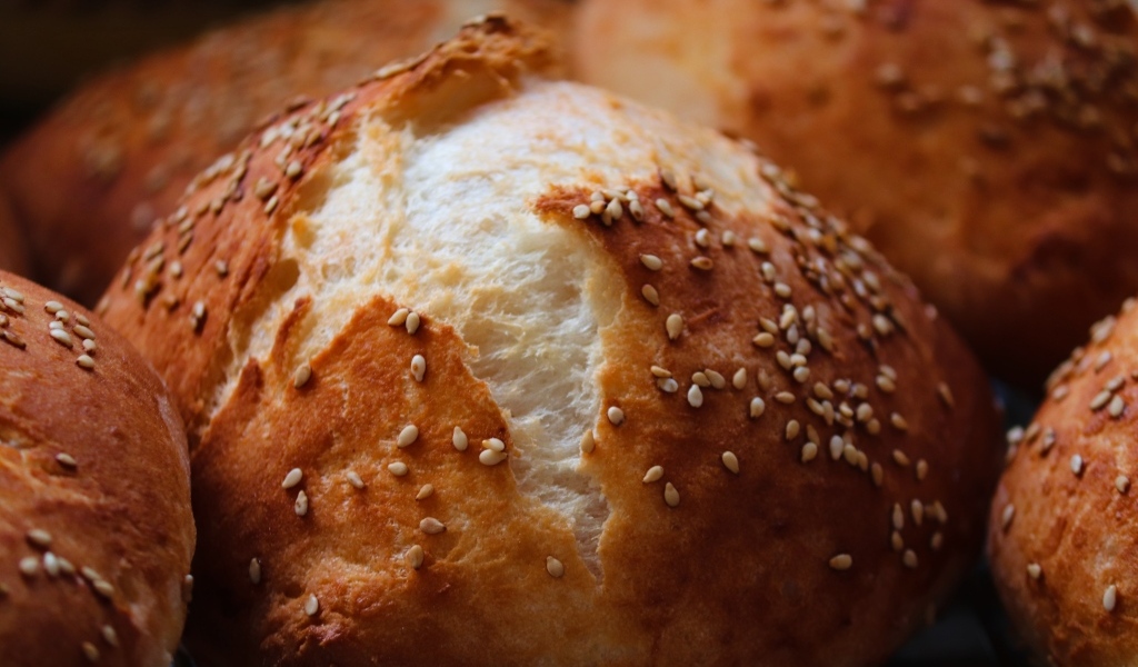 Свежий хрустящий хлеб с зернами кунжута