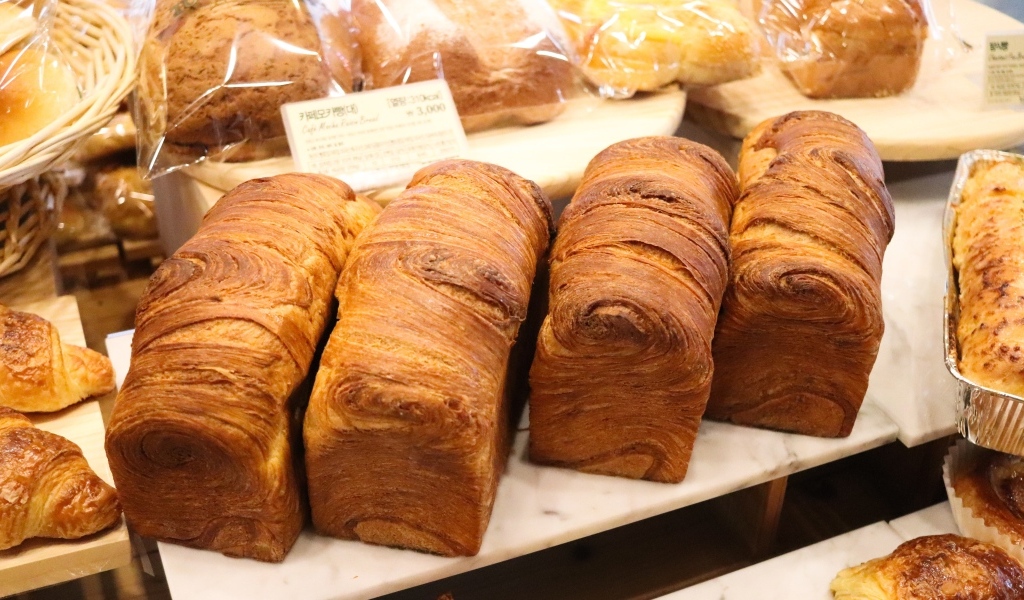 Свежий ароматный жареный хлеб