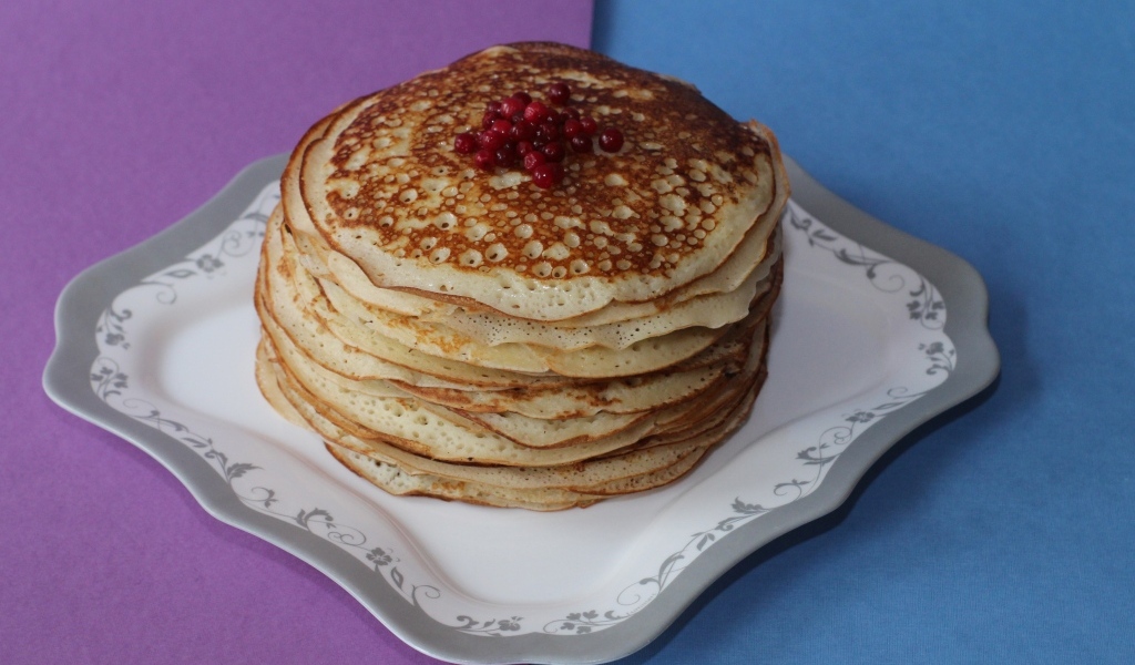 Блины красивой тарелке на столе