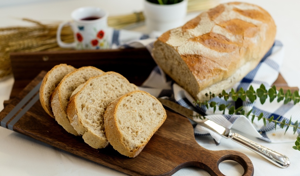 Нарезанный свежий хлеб на доске