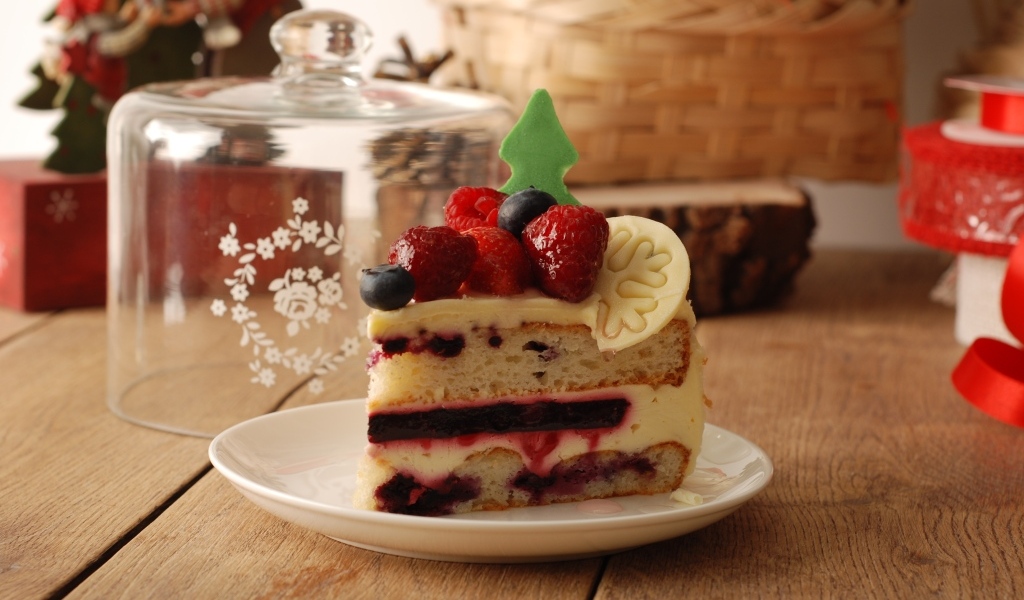 Кусок аппетитного торта с ягодами